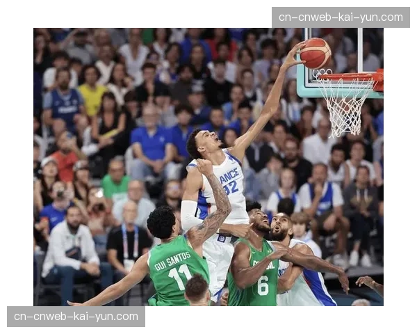 特写：文班亚马抢下后场篮板，4秒内完成全场奔袭扣篮