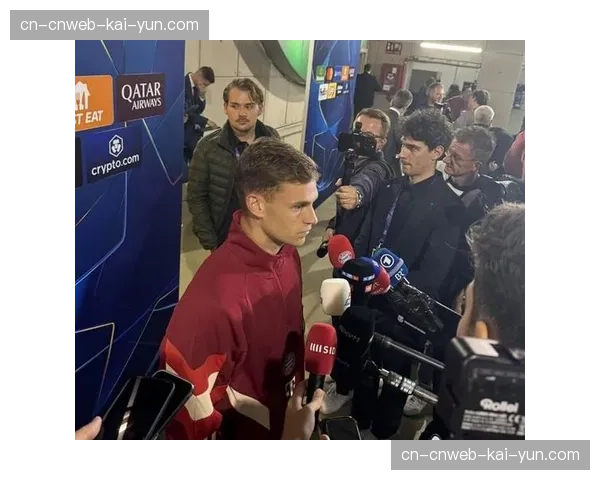 特写镜头:比赛第85分钟,老将基米希在中场成功指挥队友完成一次战术犯规 特写镜头:比赛第85分钟,老将基米希在中场成功指挥队友完成一次战术犯规