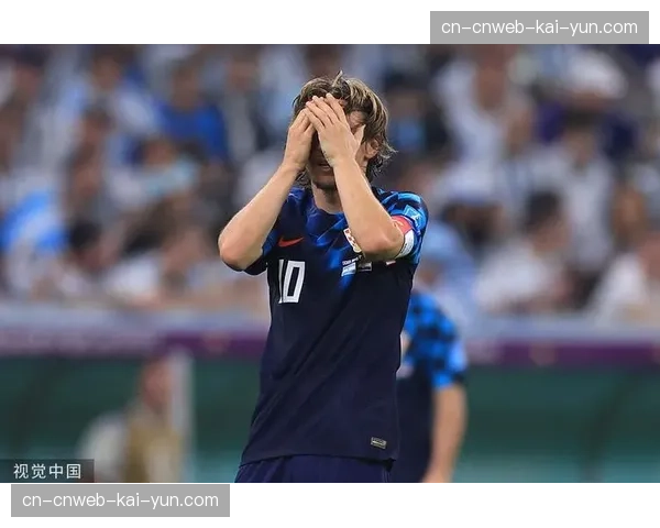 终场哨响，克罗地亚老将莫德里奇跪地掩面告别国家队