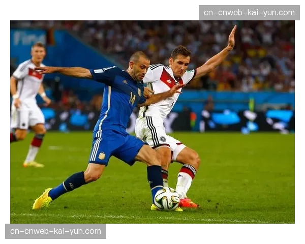 四后卫体系中肋部防守：中场拦截保护的关键区域